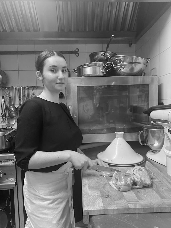 Apprentie en cuisine au restaurant